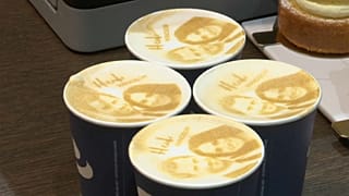Enrique y Meghan hasta en el café
