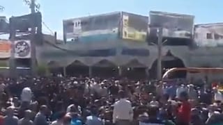 تصویری که گفته می شود تجمع روز پنجشنبه در کازرون را نشان می دهد. 