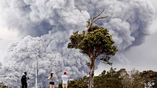 Hawaii volcano spews ‘microwave oven-sized’ rocks 