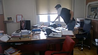 Βίντεο σοκ από την επίθεση του «Ρουβίκωνα» σε συμβολαιογραφείο στα Εξάρχεια
