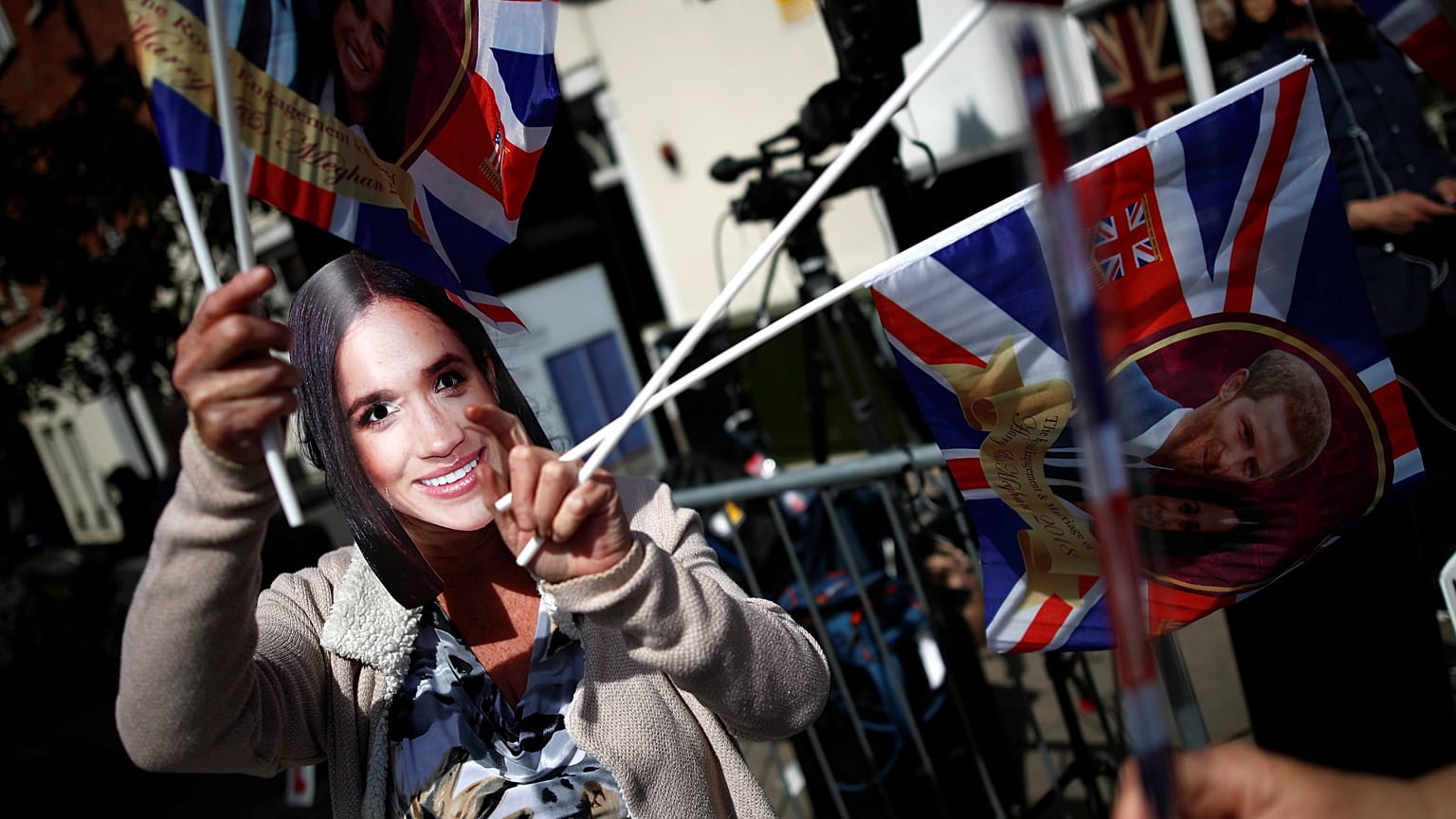 Károly herceg vezeti oltárhoz Meghan Marklet