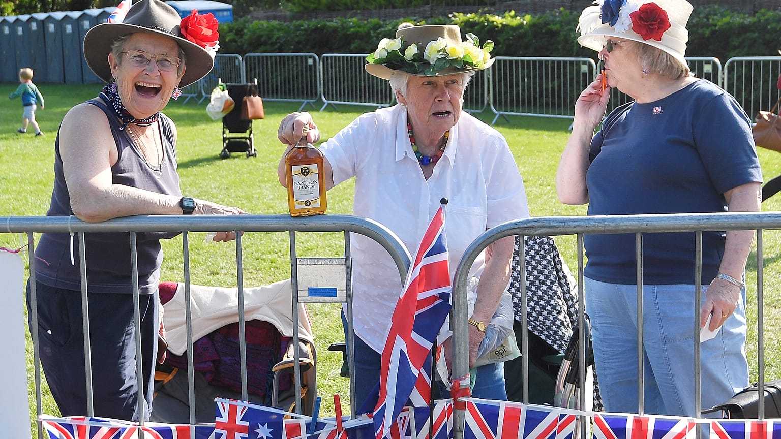 Fans sur trajet calèche Harry et Meghan à Windsor.