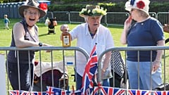 Fans sur trajet calèche Harry et Meghan à Windsor.