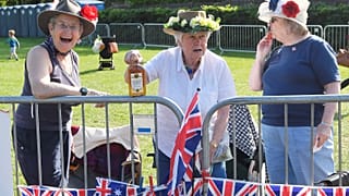 Fans sur trajet calèche Harry et Meghan à Windsor.