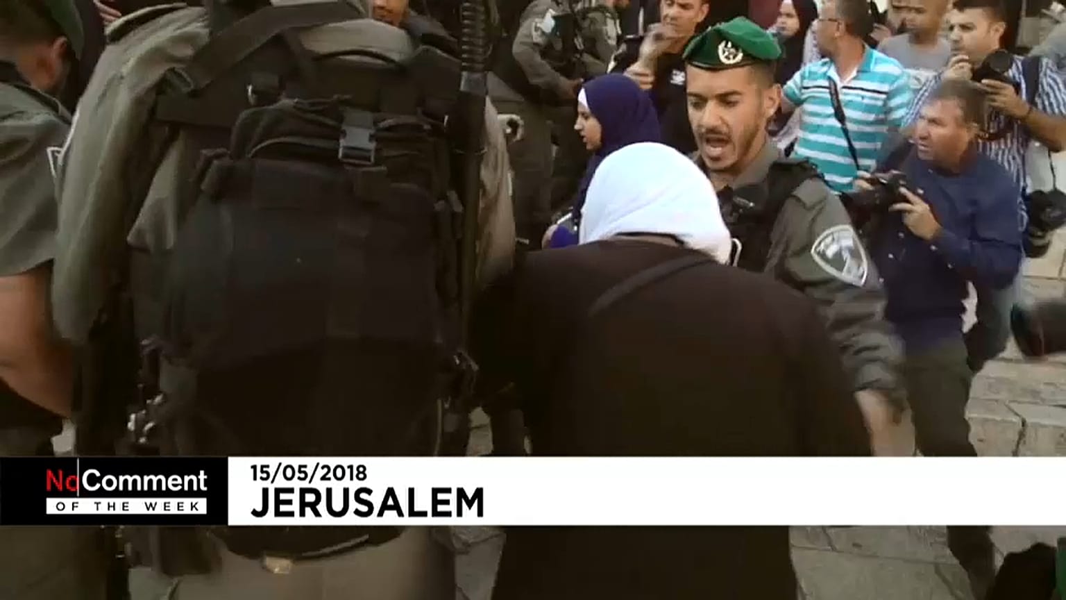 مواجهات بين القوات الاسرائيلية وامرأة في القدس 