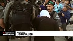 مواجهات بين القوات الاسرائيلية وامرأة في القدس 