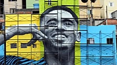 Gabriel Jesus homenageado no Jardim Peri
