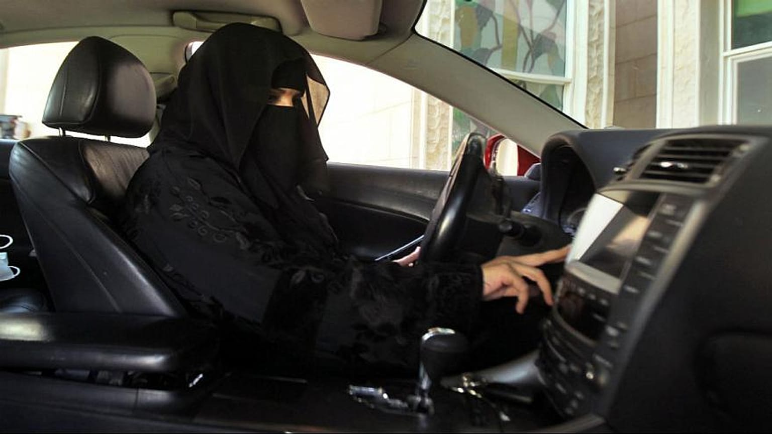 السعودية تعتقل ناشطات طالبن بحق المرأة في القيادة بعد أشهر من السماح به
