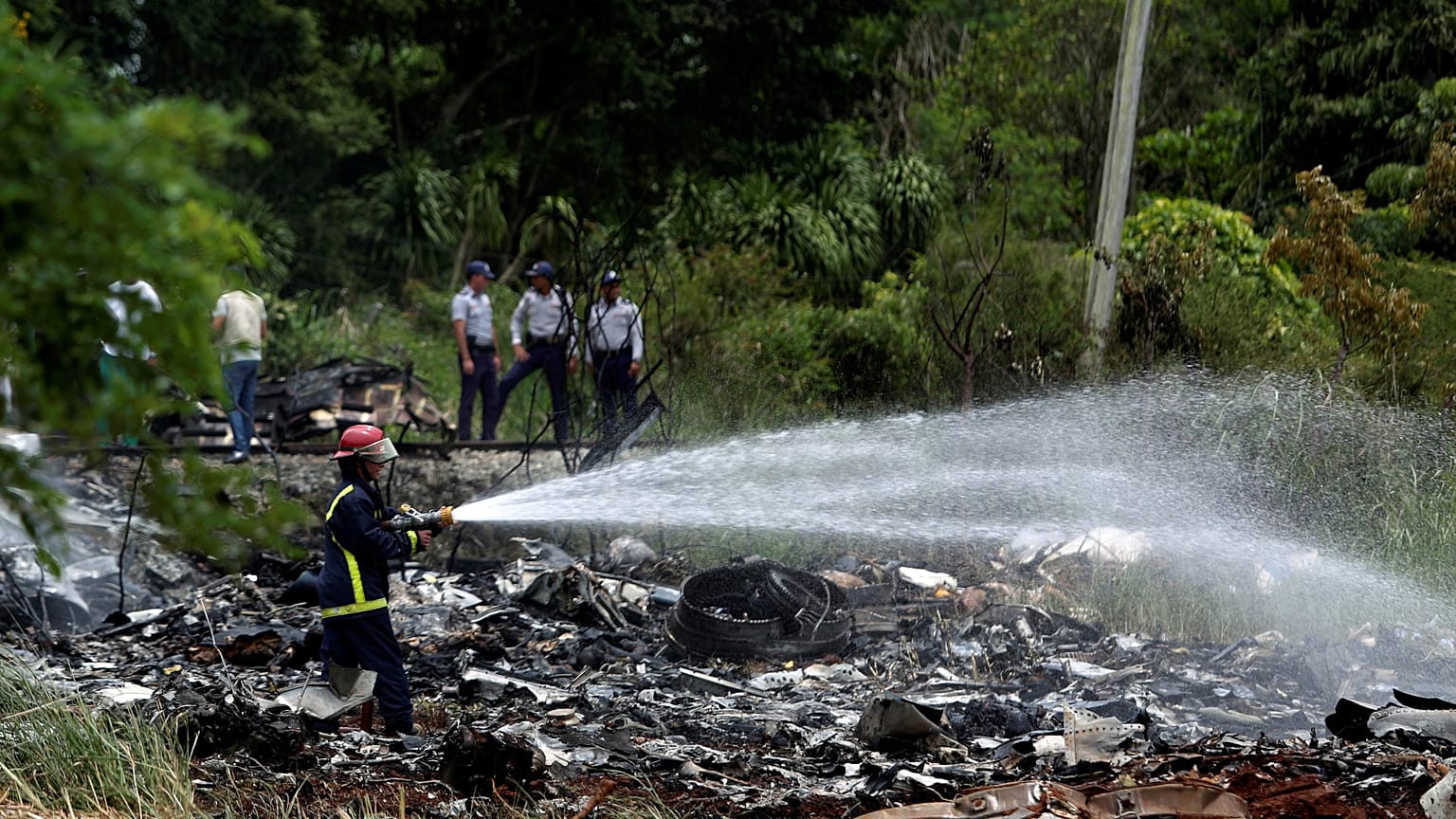 Vigili del fuoco cercando di domare le fiamme nel luogo dello schianto