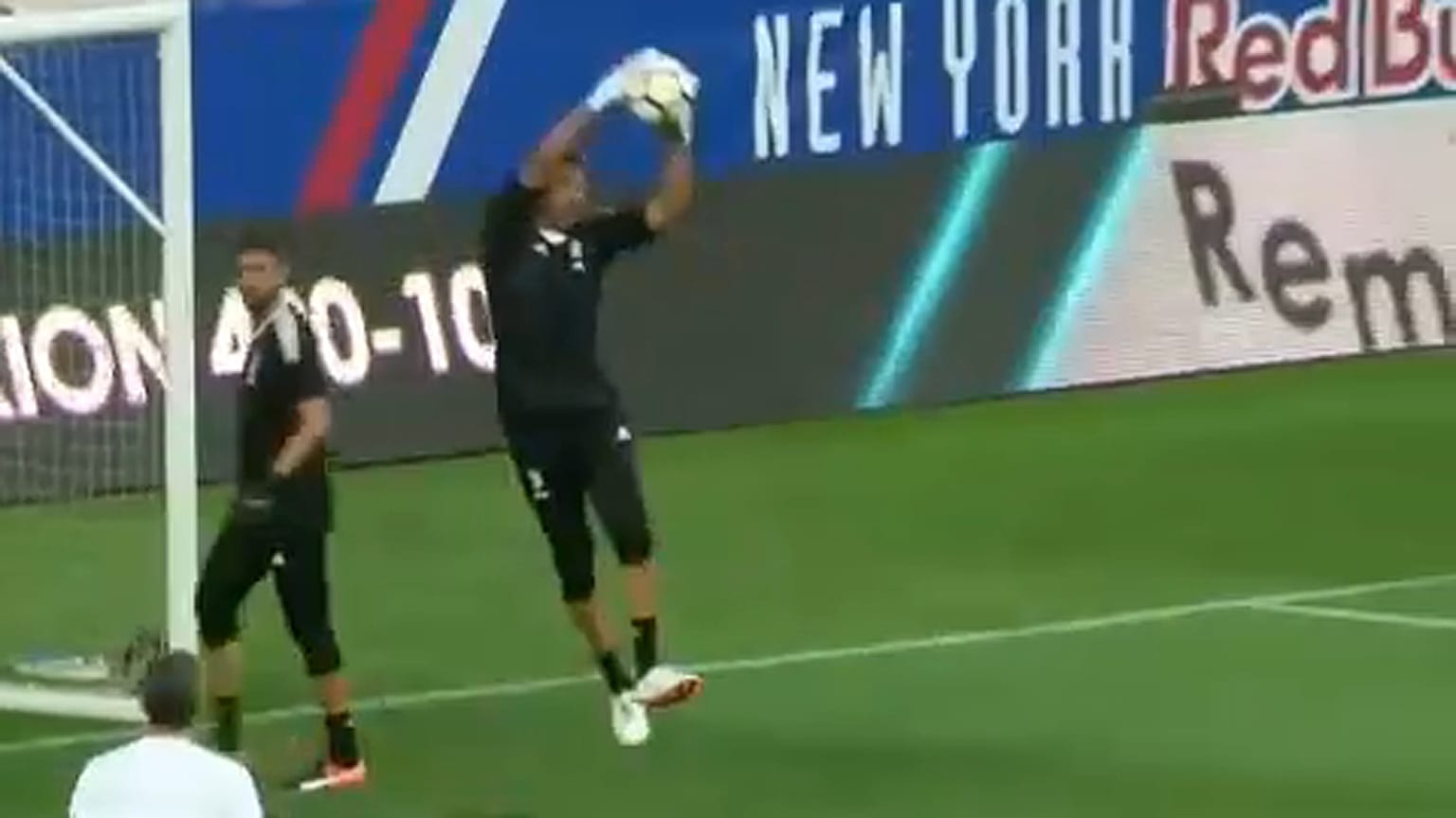 Casillas és Guardiola marad, Buffon nem