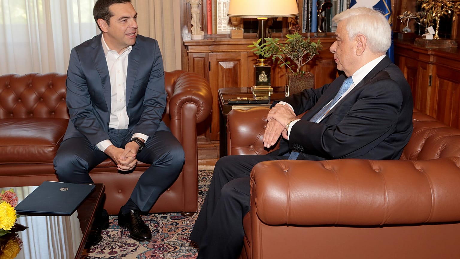 Σκοπιανό: Ο Πρωθυπουργός ενημέρωσε τον ΠτΔ και τους πολιτικούς αρχηγούς