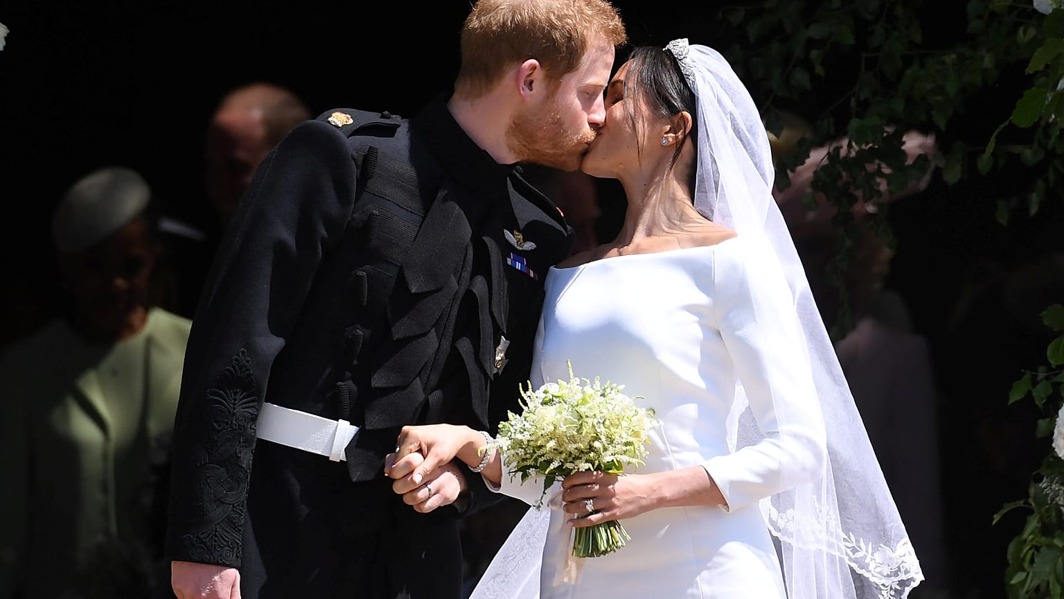 Le baiser du couple Harry-Meghan à la sortie de l'office religieux.