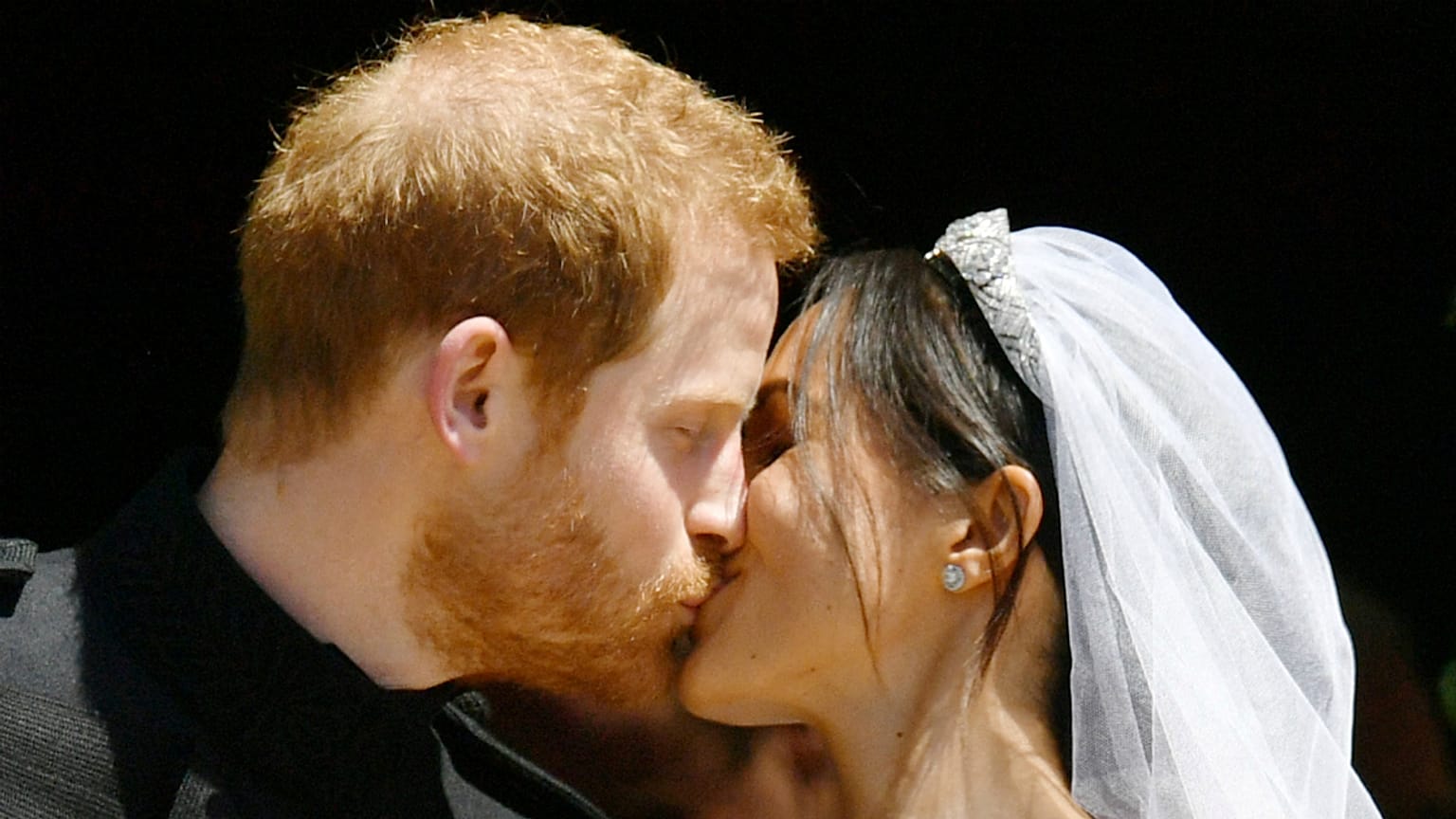 Meghan Markle e Harry trocam alianças