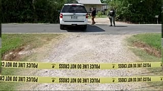 Gelbes Absperrband der US-Polizei, dahinter ein weißes Polizeiauto
