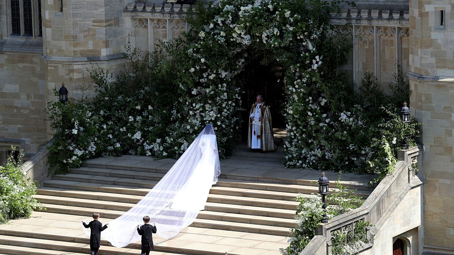 The most awaited wardobe choice of all: Meghan Markle arrives