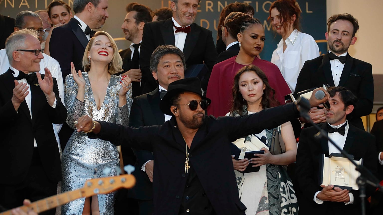 la foto finale sul red carpet accompagnata dalle note di Sting e Shaggy