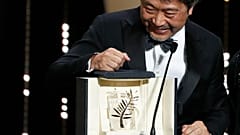فيلم "شوب ليفترز" يفوز بالسعفة الذهبية لأفضل فيلم في مهرجان كان 
