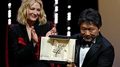 Jury-Chefin Cate Blanchett mit dem Preisträger