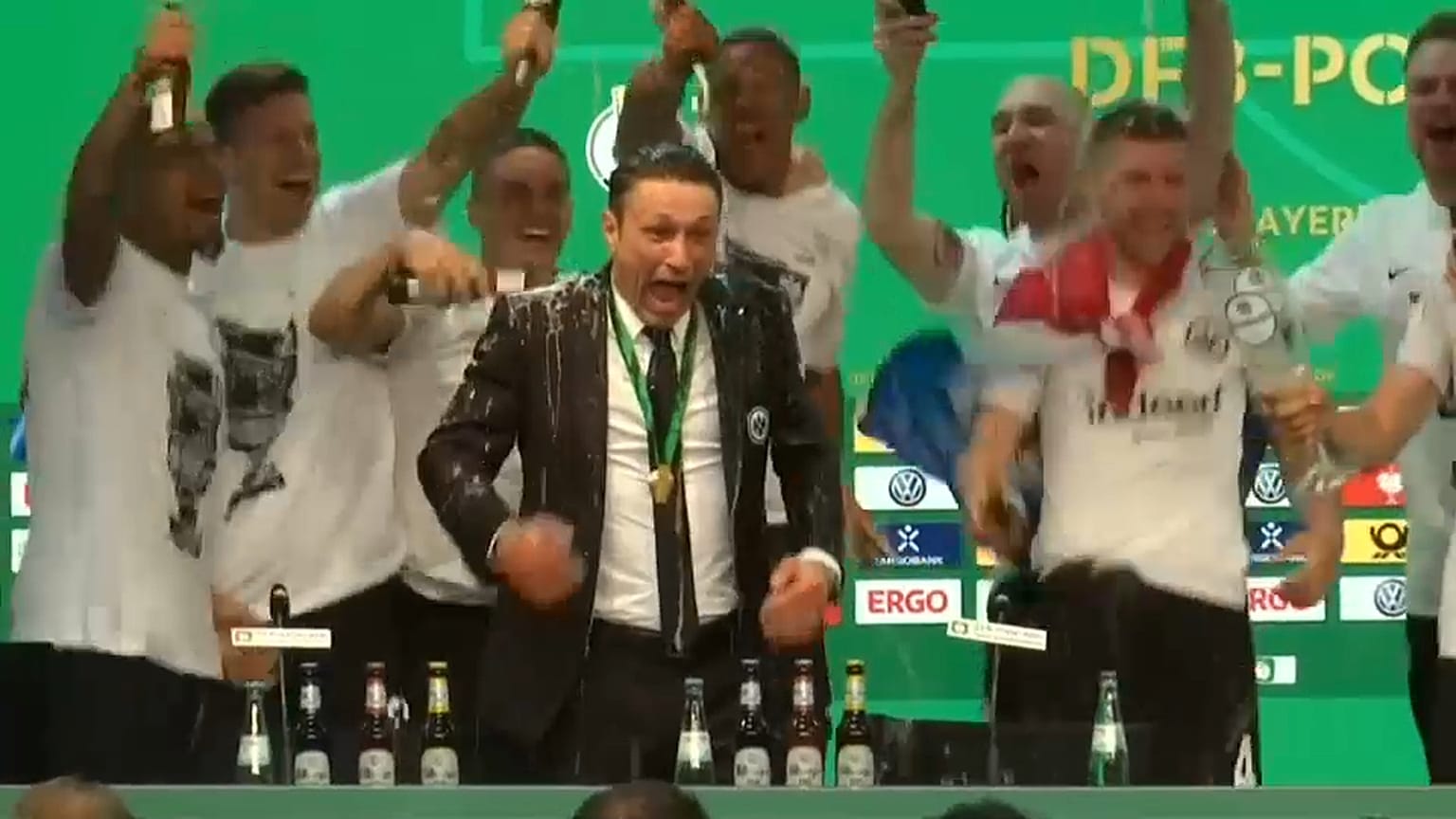شاهد: لاعبو نادي انترخت فرنكفورت يغرقون مدربهم بالجعة 