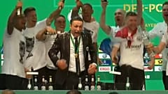 شاهد: لاعبو نادي انترخت فرنكفورت يغرقون مدربهم بالجعة 