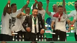 شاهد: لاعبو نادي انترخت فرنكفورت يغرقون مدربهم بالجعة 