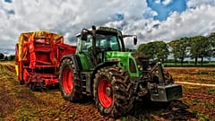 Schock: Zwei Kinder (8) vom Traktor überrollt - Fahrer war betrunken
