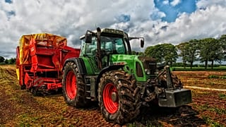 Schock: Zwei Kinder (8) vom Traktor überrollt - Fahrer war betrunken