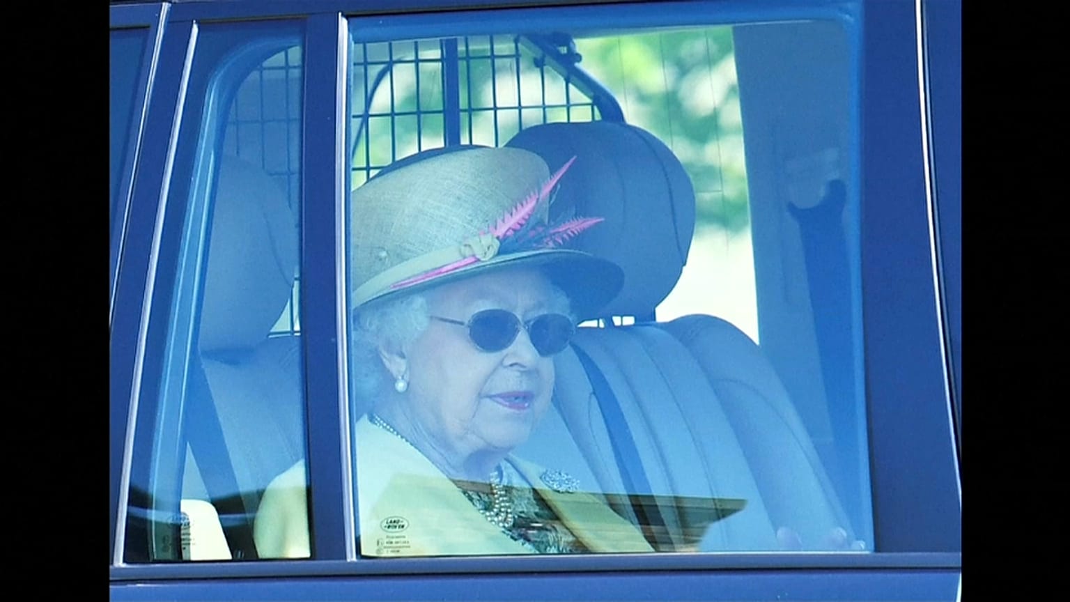 Kater nach der Party? Windsor beim Aufräumen, Queen beim Kirchgang