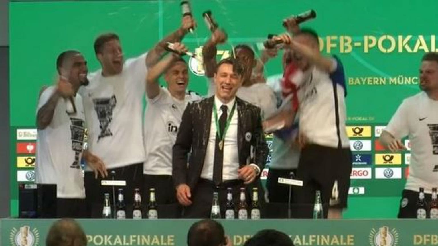 Sörrel öntötték le az Enintracht Frankfurt edzőjét