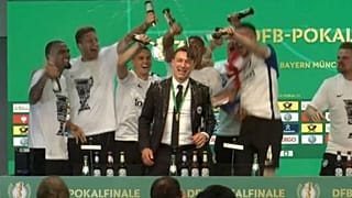 Sörrel öntötték le az Enintracht Frankfurt edzőjét