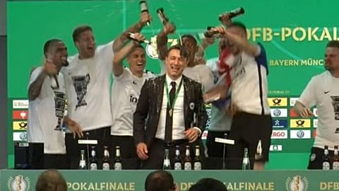 Sörrel öntötték le az Enintracht Frankfurt edzőjét