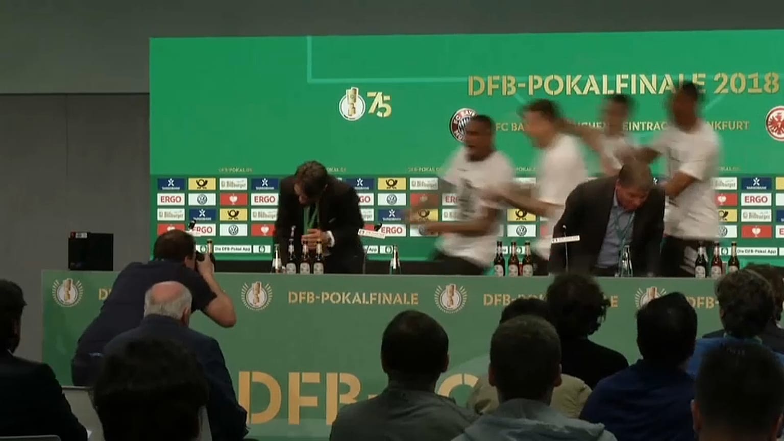 Bierdusche für den scheidenden Trainer