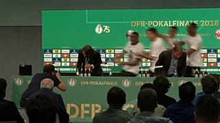 Bierdusche für den scheidenden Trainer
