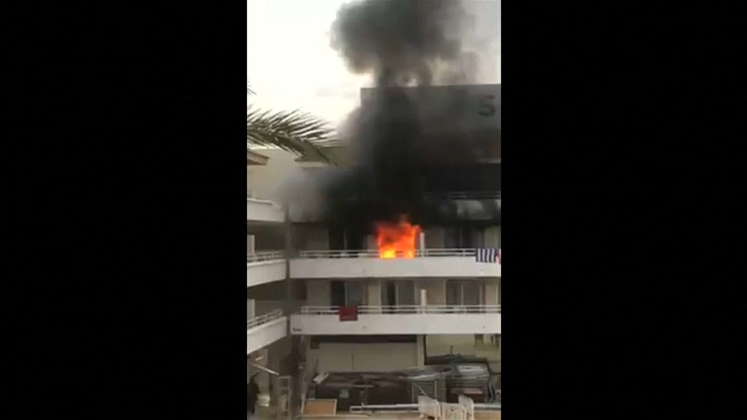 شاهد: حريق يعكر عطلة السياح في فندق بجزيرة مايوركا