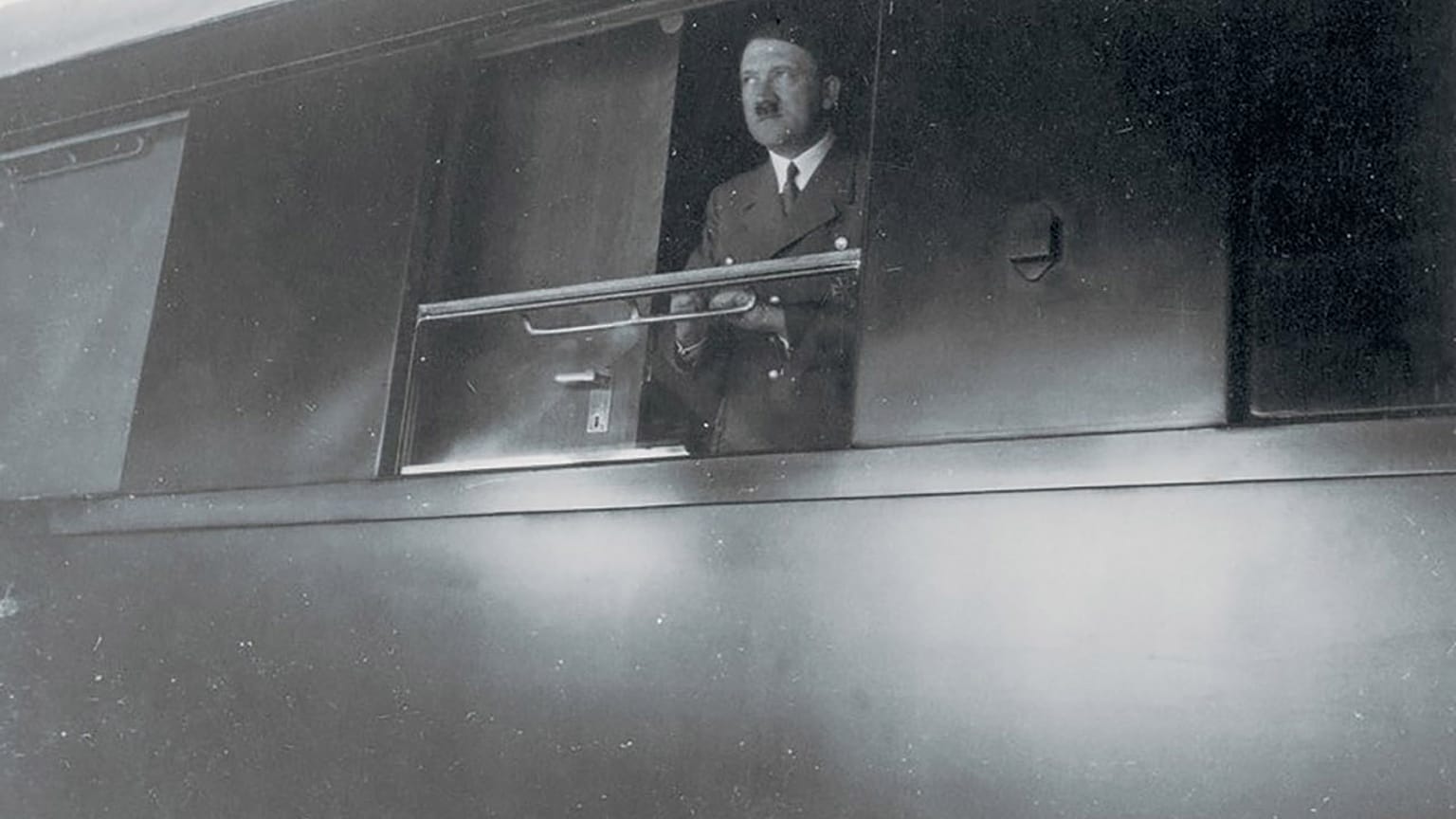Ο Χίτλερ πέθανε το 1945 και δεν ζει ακόμη στη...Σελήνη!