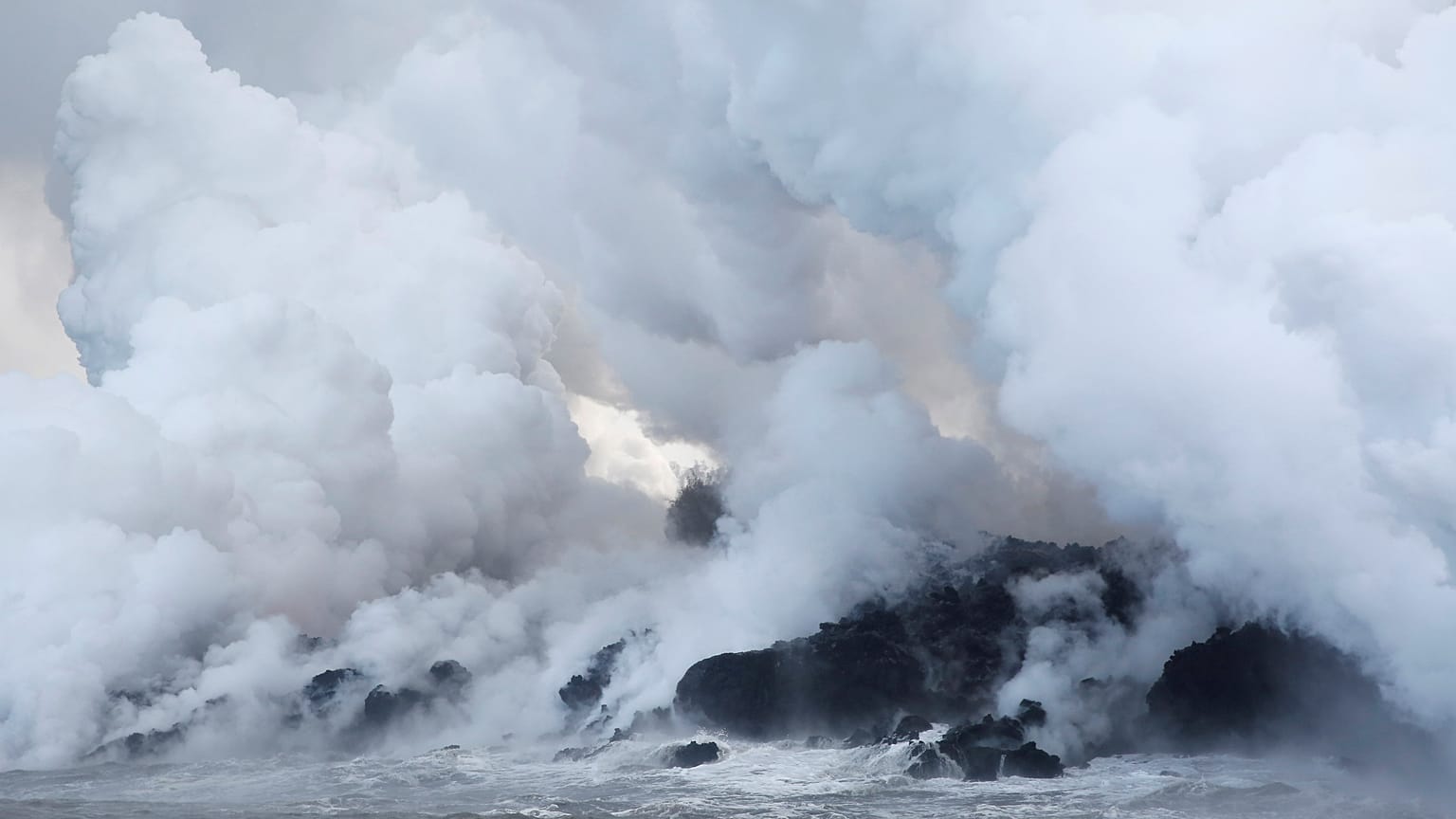 La lava del volcán Kilauea en Hawái llega al océano