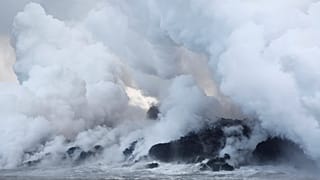 La lava del volcán Kilauea en Hawái llega al océano