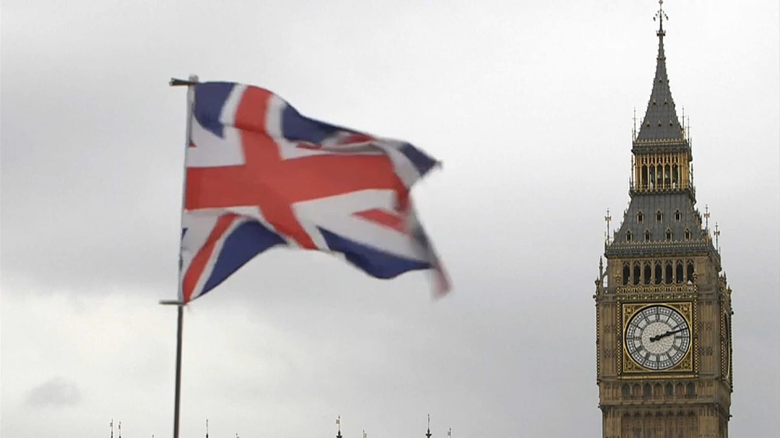 Il parlamento di Londra critica la May: "Chiude un occhio sui capitali russi"