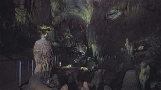 Stalattiti, stalagmiti e impronte di dinosauro: le meraviglie delle grotte di Kumistavi, in Georgia