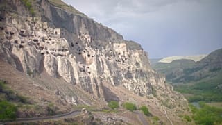 Vardzia: A cidade caverna da mulher coroada rei