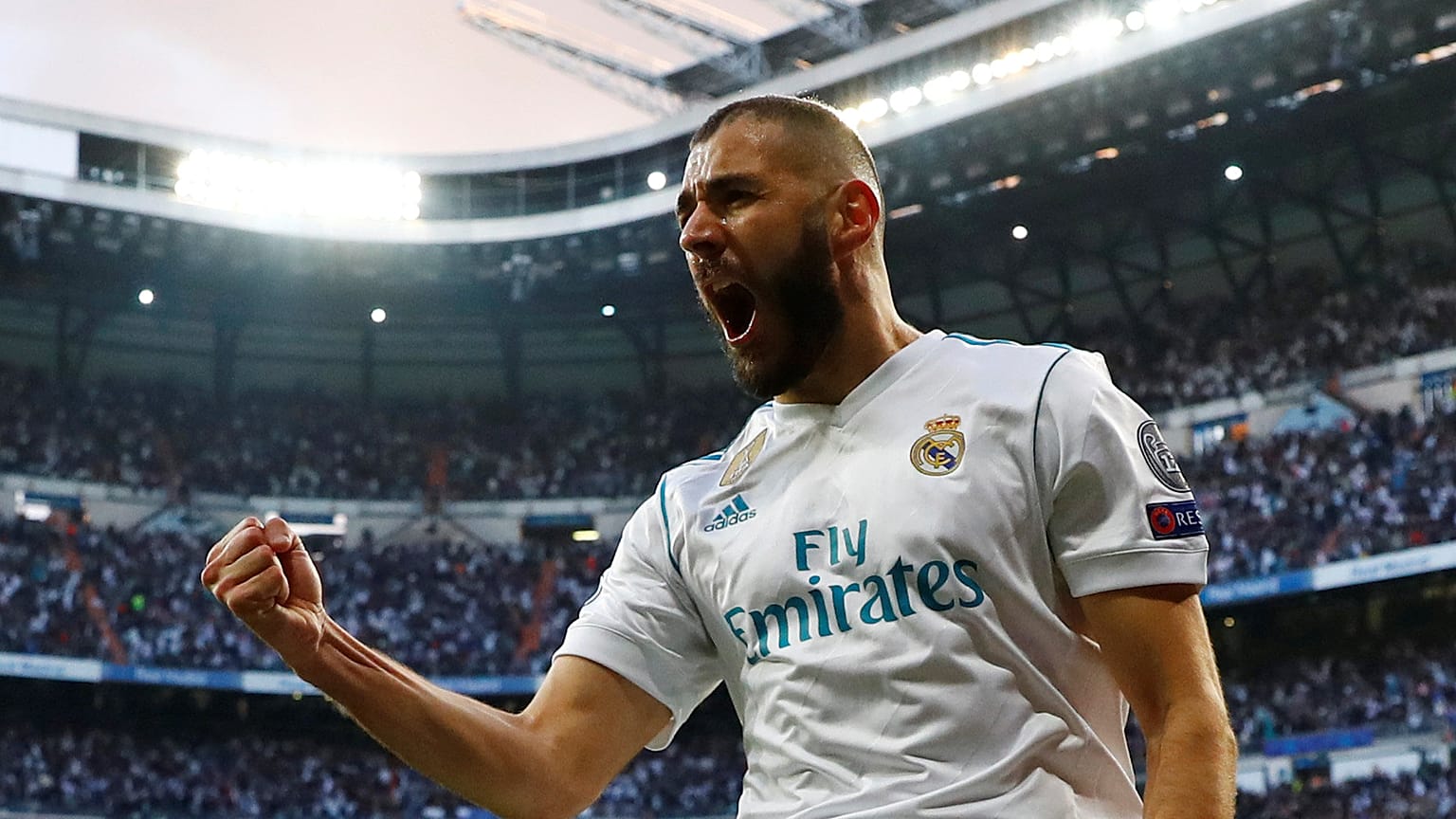 نجم ريال مدريد كريم بن زيمة يتمنى للصائمين شهية طيبة