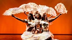 Avrupalı dansçılardan oryantal şov