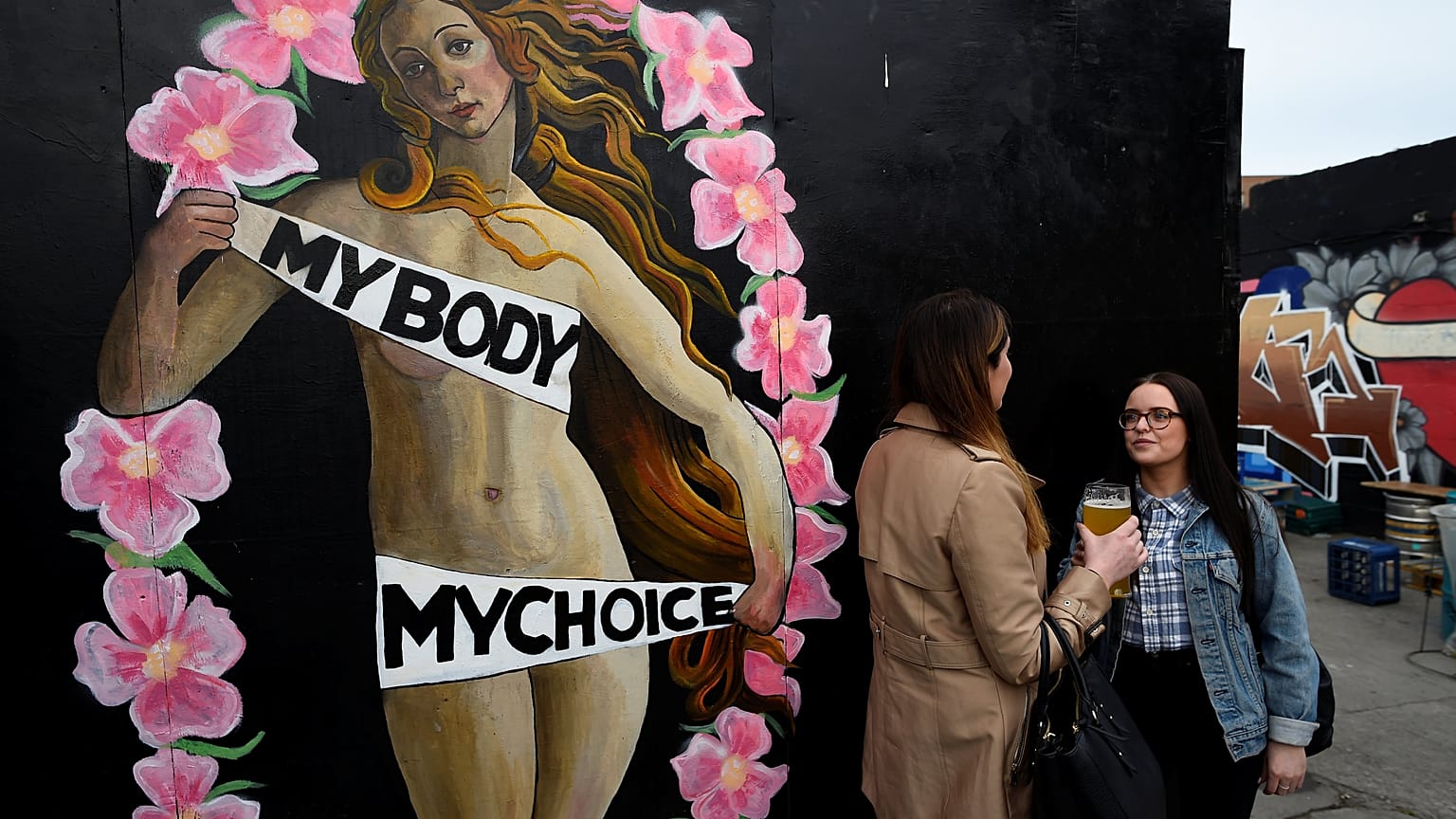 Italia, 40 anni dopo la legge 194 "è in corso una guerra civile sull'aborto"