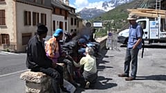 Zwischen Frankreich und Italien helfen Freiwillige Flüchtlingen