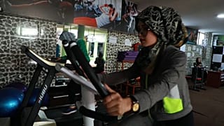Altro che alcol e droghe, le donne afghane rischiano... per andare in palestra
