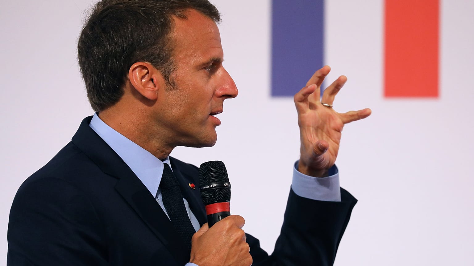 Macron promet du concret pour les banlieues