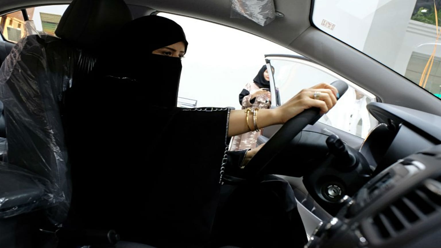 السعودية توسع حملة احتجاز نشطاء حقوقيين من الجنسين