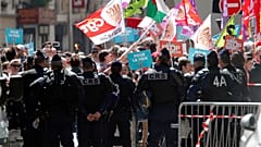 Francia, nuova giornata di scioperi contro i tagli di Macron: scontri e arresti a Parigi