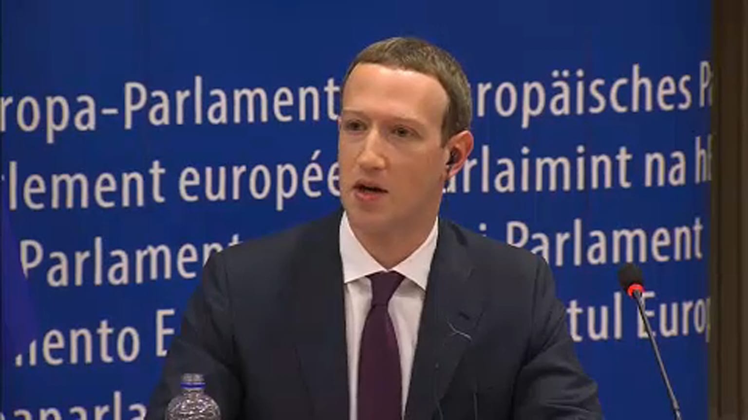 Zuckerberg AP'de özür diledi