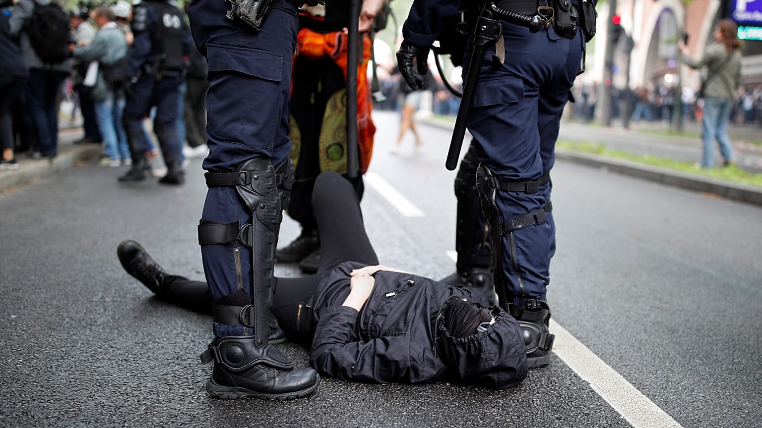 Police and protesters clash in Paris 